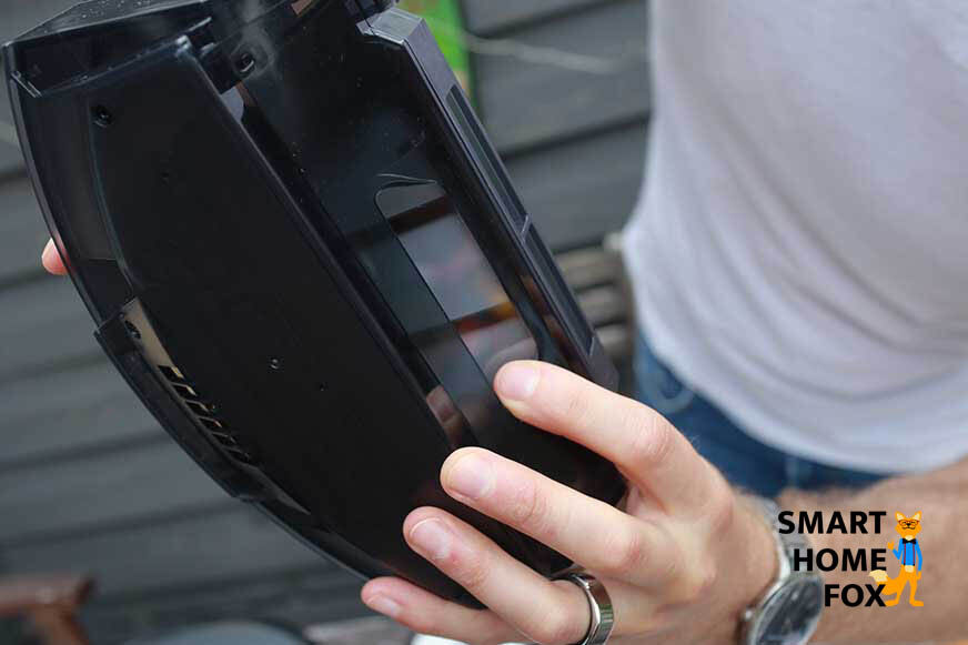 Die Staubrückhalteklappe des mobilen Schmutzbehälters des Proscenic M8 PRO in der Nahaufnahme